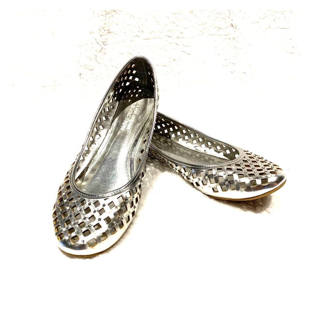 Kenneth Cole Reaction silver ballet flats